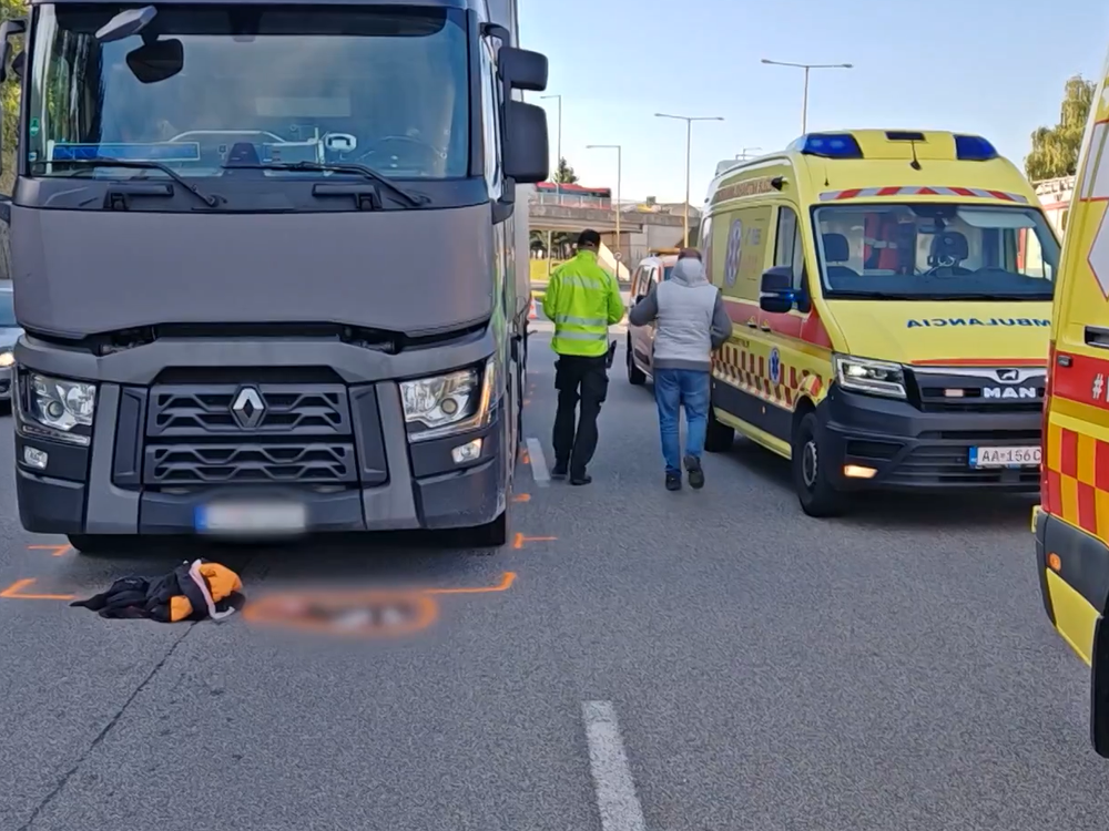Dôchodkyňa (72) s vnukom (6) prebiehali cez trojprúdovú cestu, zrazil ich kamión