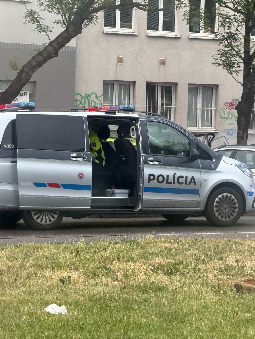 Vodiči sa zdržia: Trnavskú cestu zablokovalo prevrátené auto