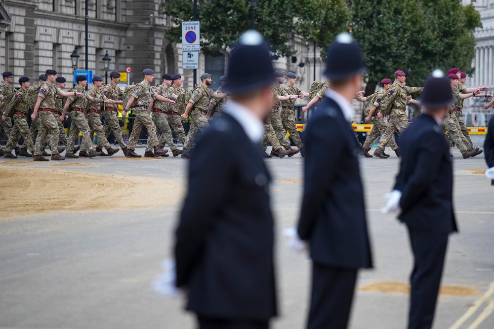 Británia sa lúči s kráľovnou Alžbetou II.
