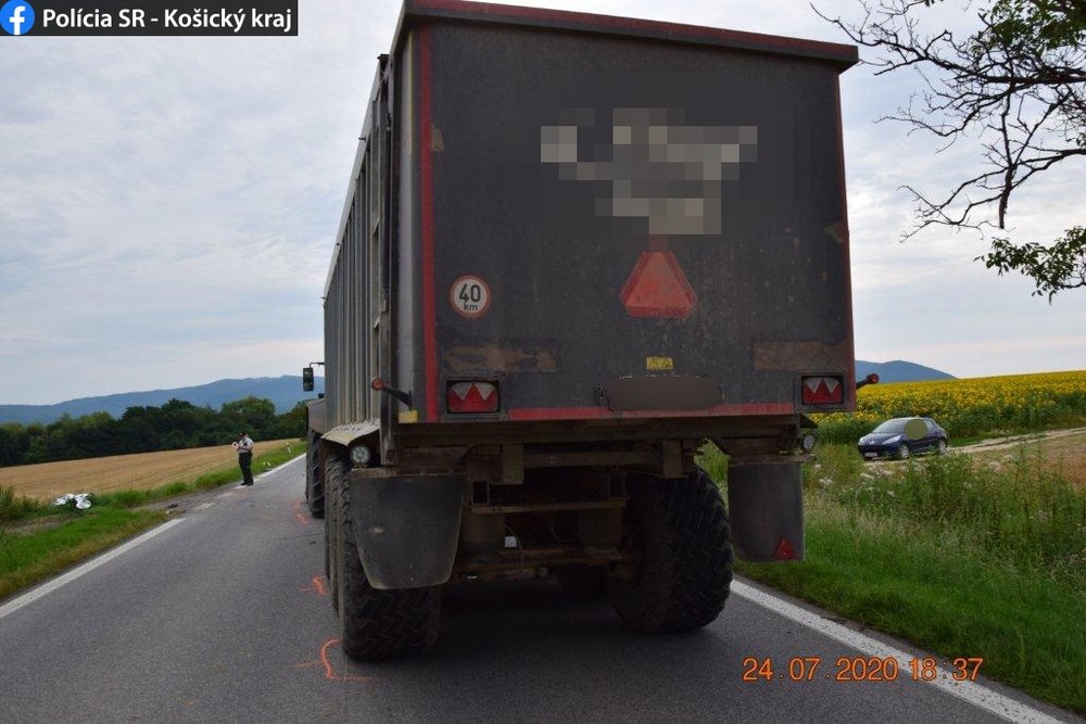 Po zrážke s traktorom vyhasol život motocyklistu  