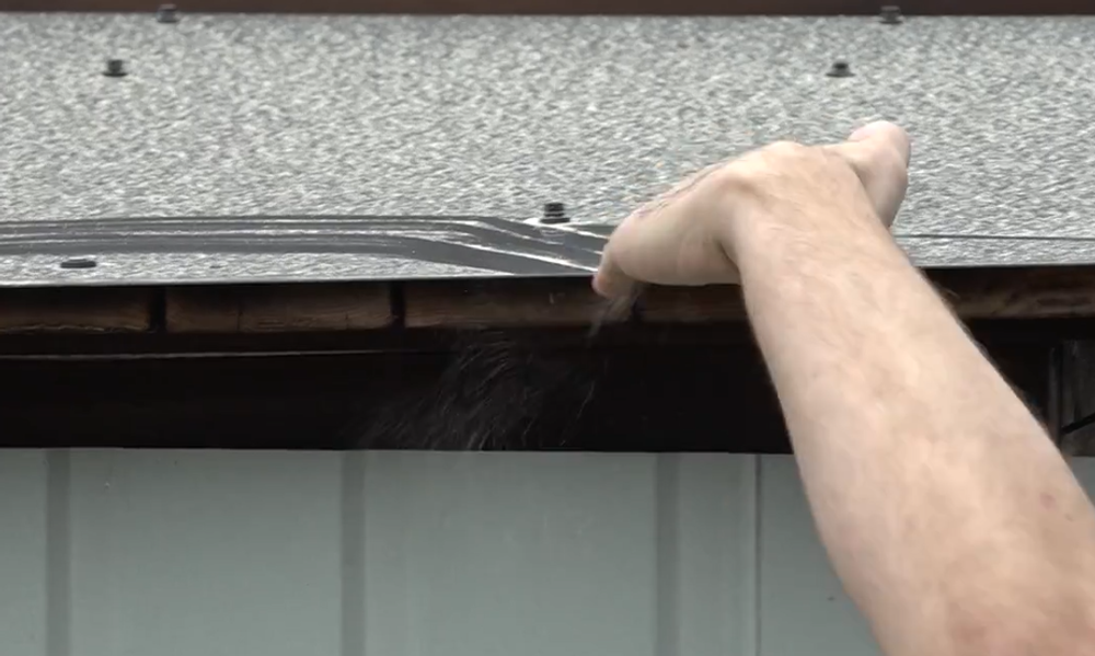 Piliny na streche domu