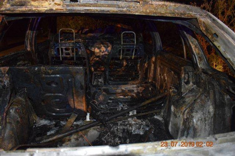 Tínedžeri narazili s autom do stromu. Vozidlo skončilo celé v plameňoch