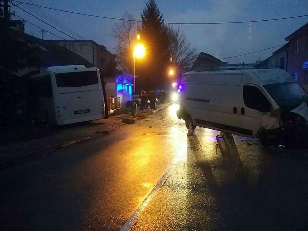 Pri vážnej dopravnej nehode sa zrazil autobus s dodávkou. Viacero cestujúcich sa zranilo 