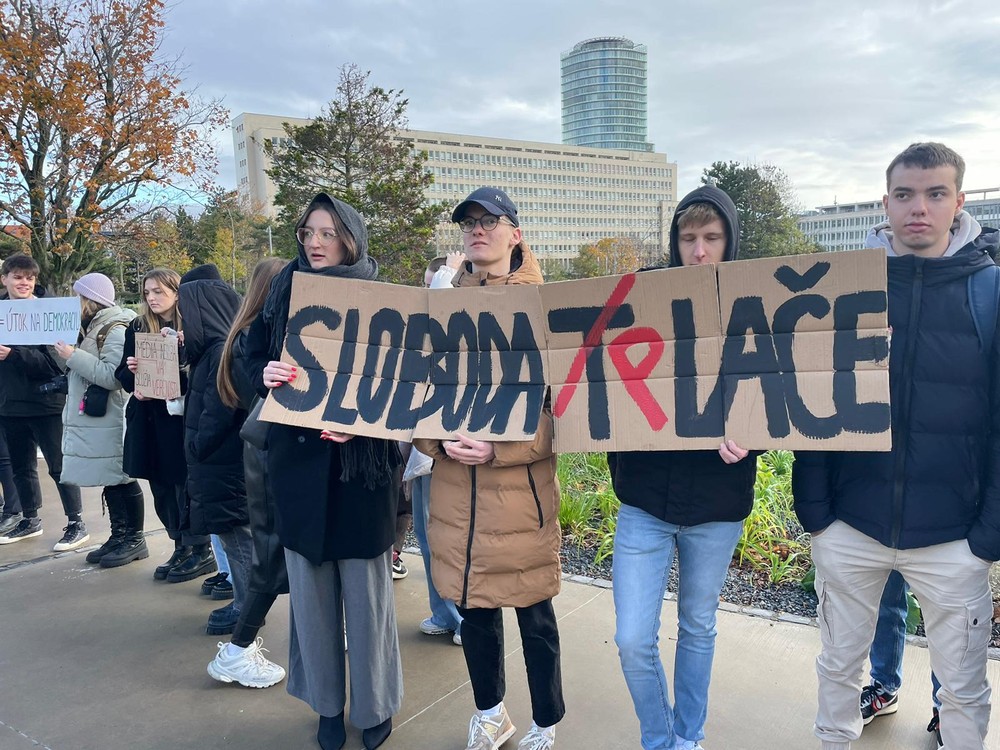 protest študenti žurnalistiky urad vlady (1)