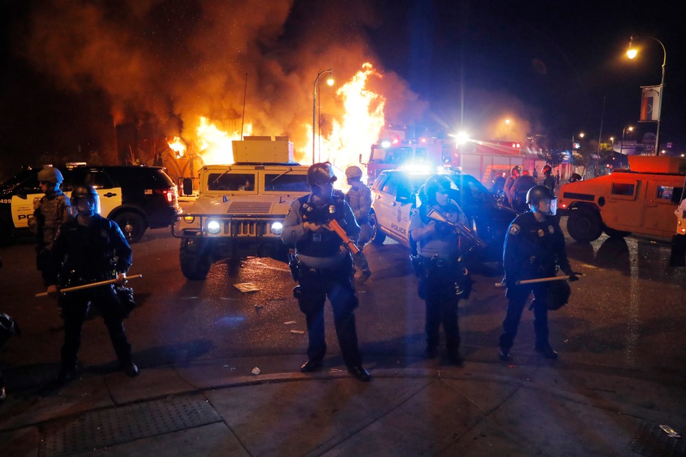 Protesty v USA vyvolané policajným zásahom sa stupňujú