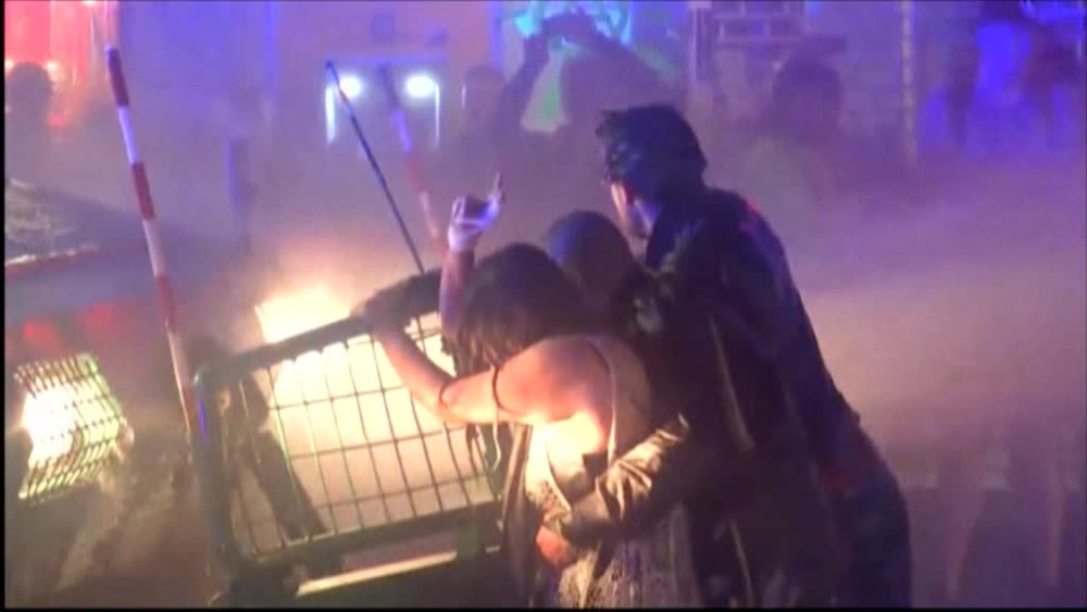 VIDEO: Nemecko v plameňoch. Demonštranti rabovali a útočili na policajtov657