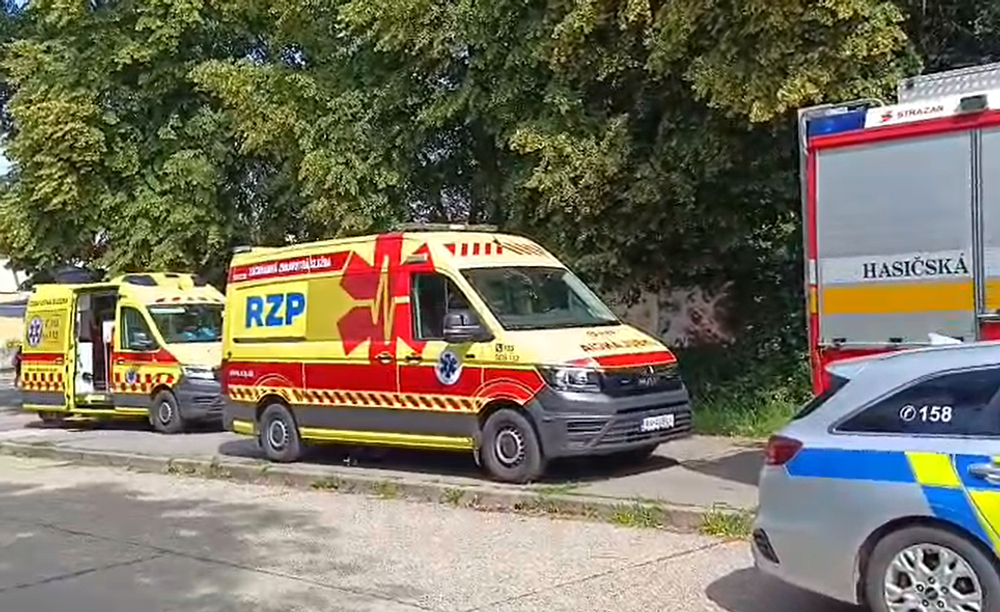 Sanitka pred gymnáziom