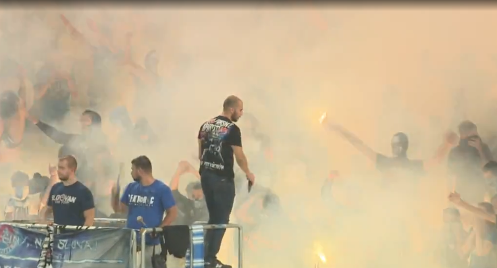 Súboj tradičného derby neskončil len na trávniku. Zápas opäť sprevádzalo primitívne chovanie fanúšikov