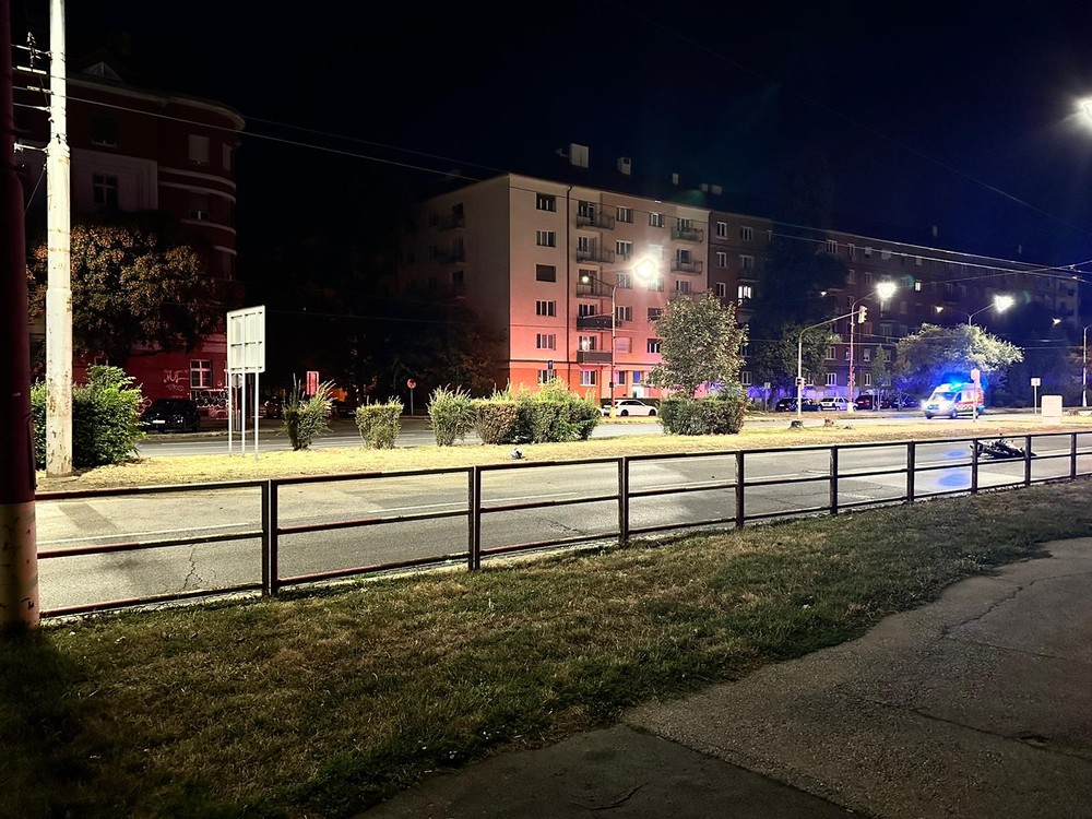 Motorkárka vrazila do stĺpa