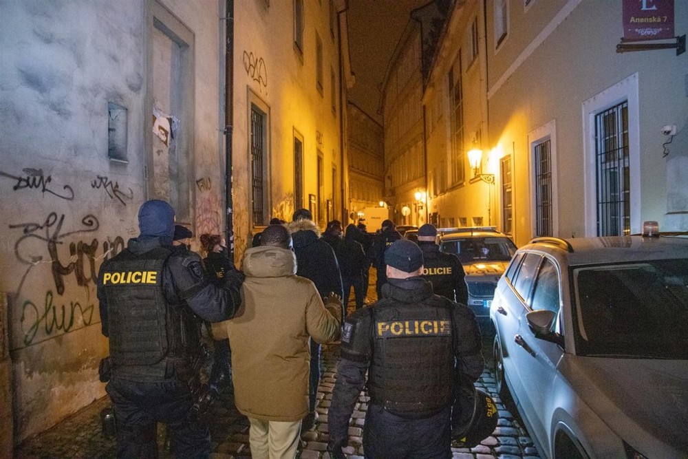 Nočný zásah policajtov v Česku. Prichytili 119 ľudí na ilegálnej párty
