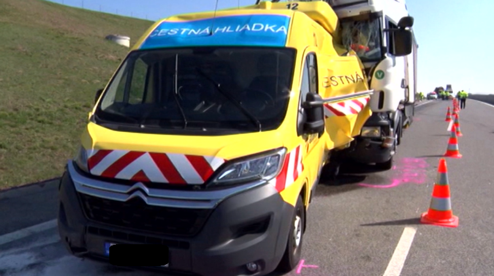 Odstavené vozidlo cestnej hliadky nabral kamión 