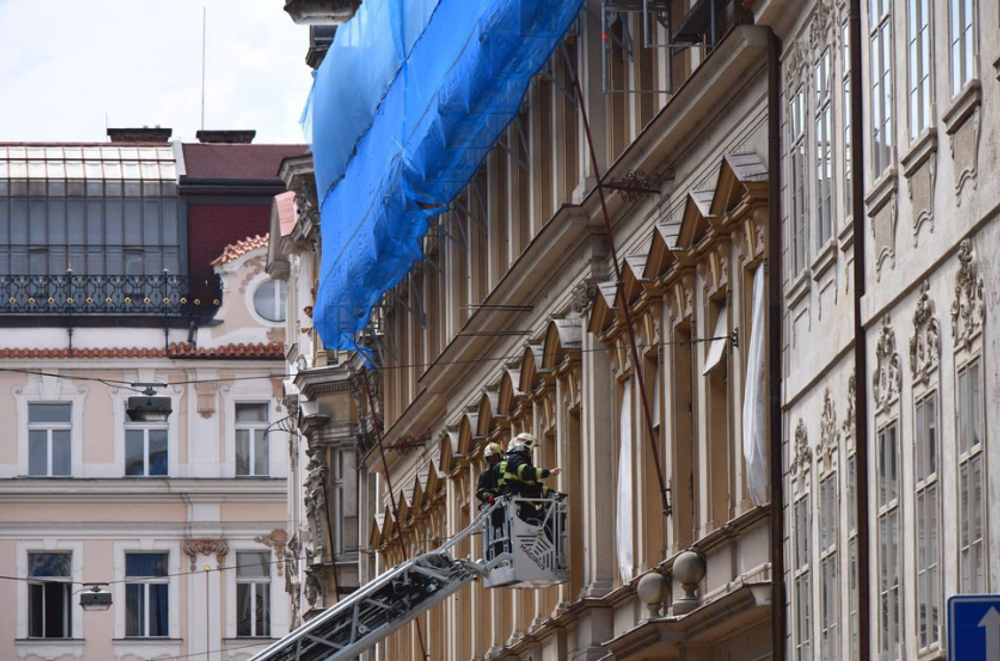 V centre Prahy sa zrútila časť budovy, zavalila niekoľko ľudí