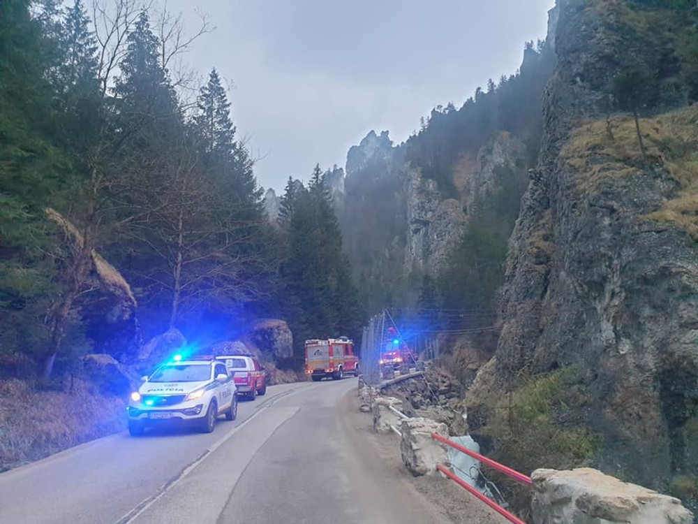 Cestu zaterasil obrovský balvan