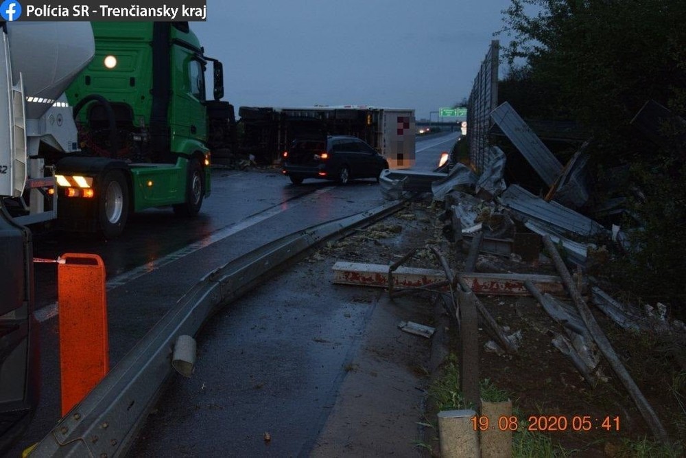 Nehoda kamiónu zablokovala diaľnicu D1, vodič dostal mikrospánok