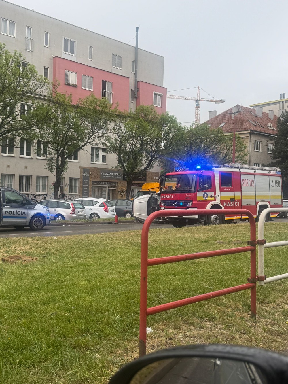 Vodiči sa zdržia: Trnavskú cestu zablokovalo prevrátené auto
