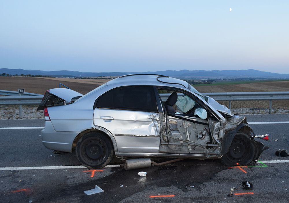Zrážka osobného auta s dvoma kamiónmi 