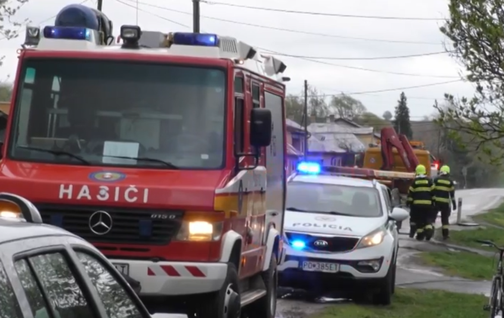 Hasiči pri nehode auta 