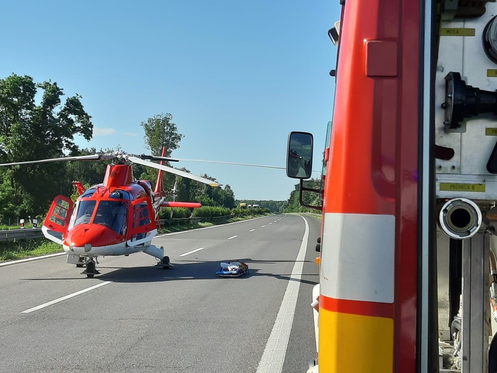 WhatsApp Image 2020-06-24 at Na D2 došlo k smrteľnej nehode. Auto skončilo mimo cesty 09.03.13 (1)