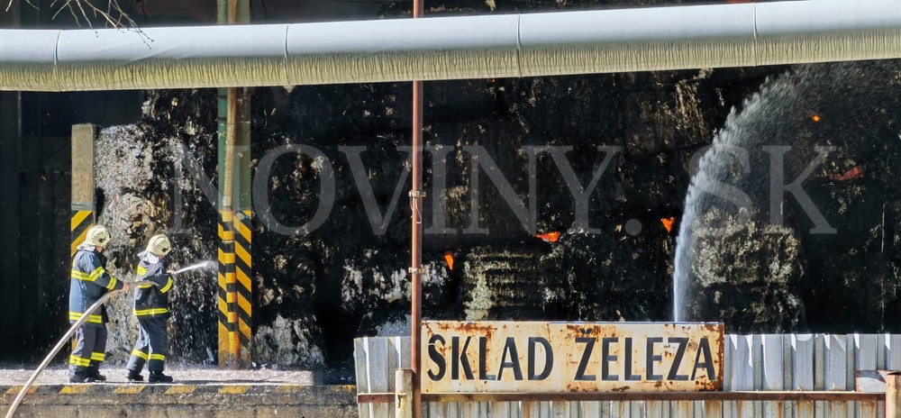Požiar zachvátil sklad papiera