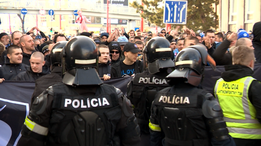 Vodné delá, psovodi a ťažkoodenci. V Trnave sa hralo najväčšie slovenské derby