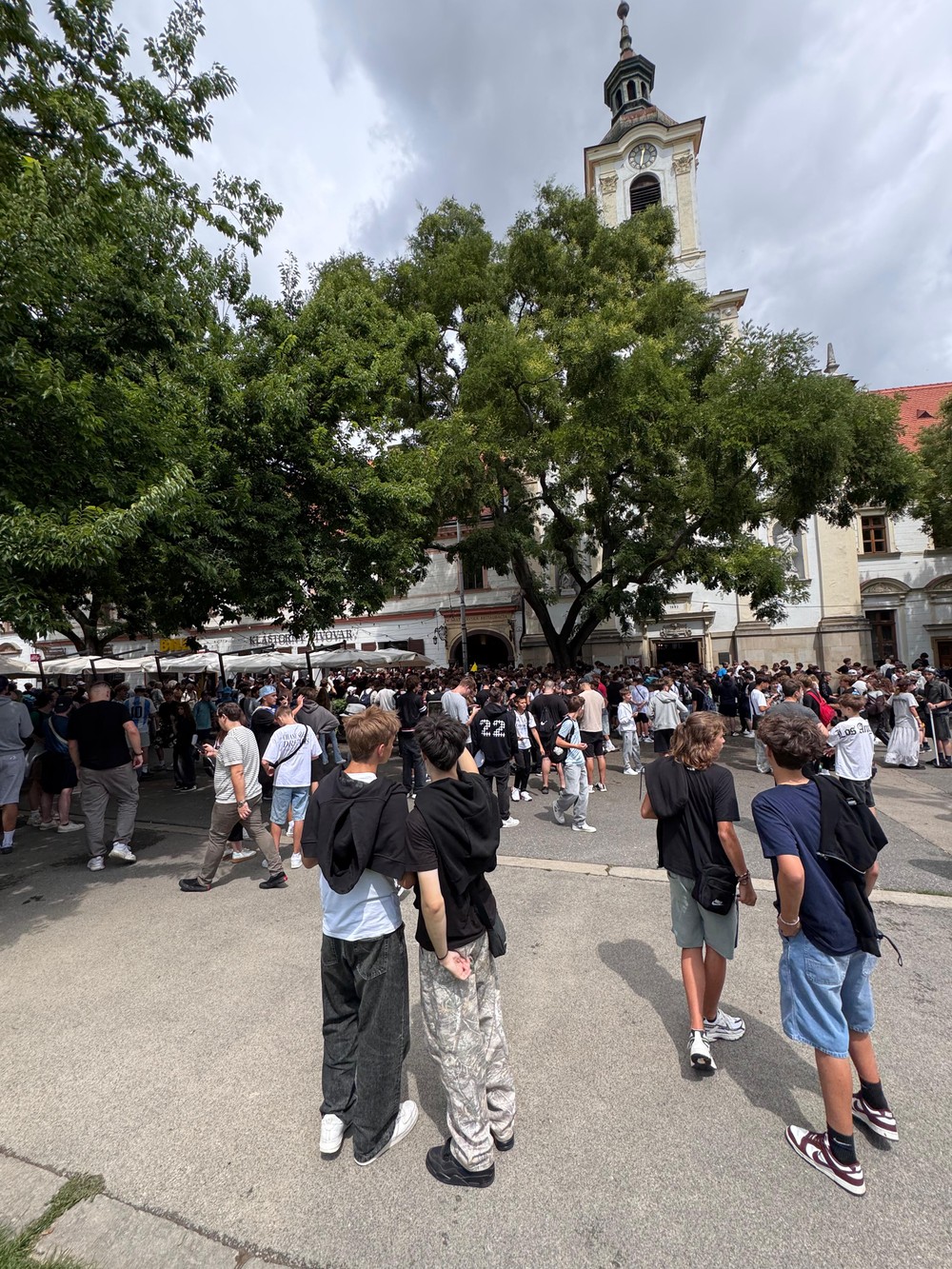 Dav fanúšikov čakajúci na IShowSpeed pred reštauráciou 5