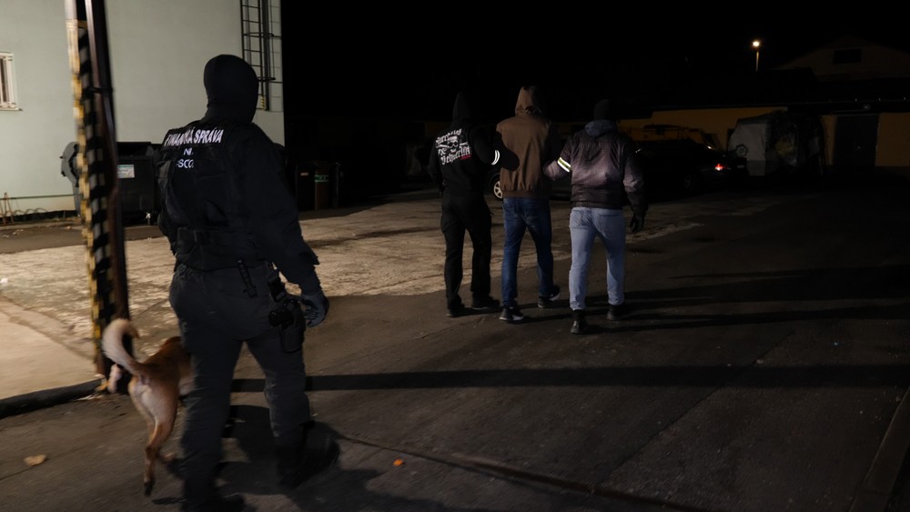 Kukláči vtrhli do jednej z kancelárií v blízkosti centra Bytče. V putách odviedli troch mužov