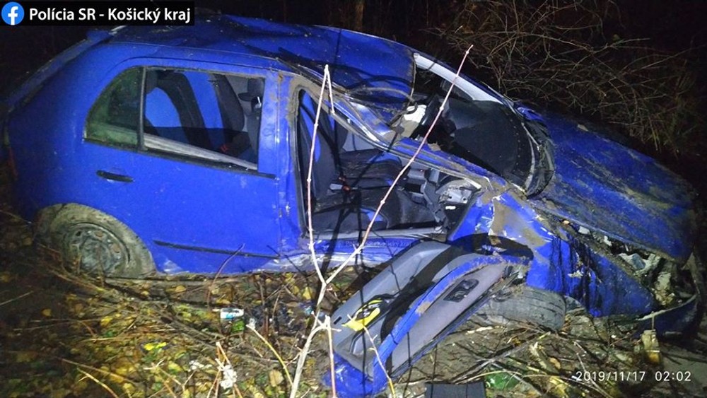 Dve nočné nehody skončili tragicky. O život prišiel chodec i vodič