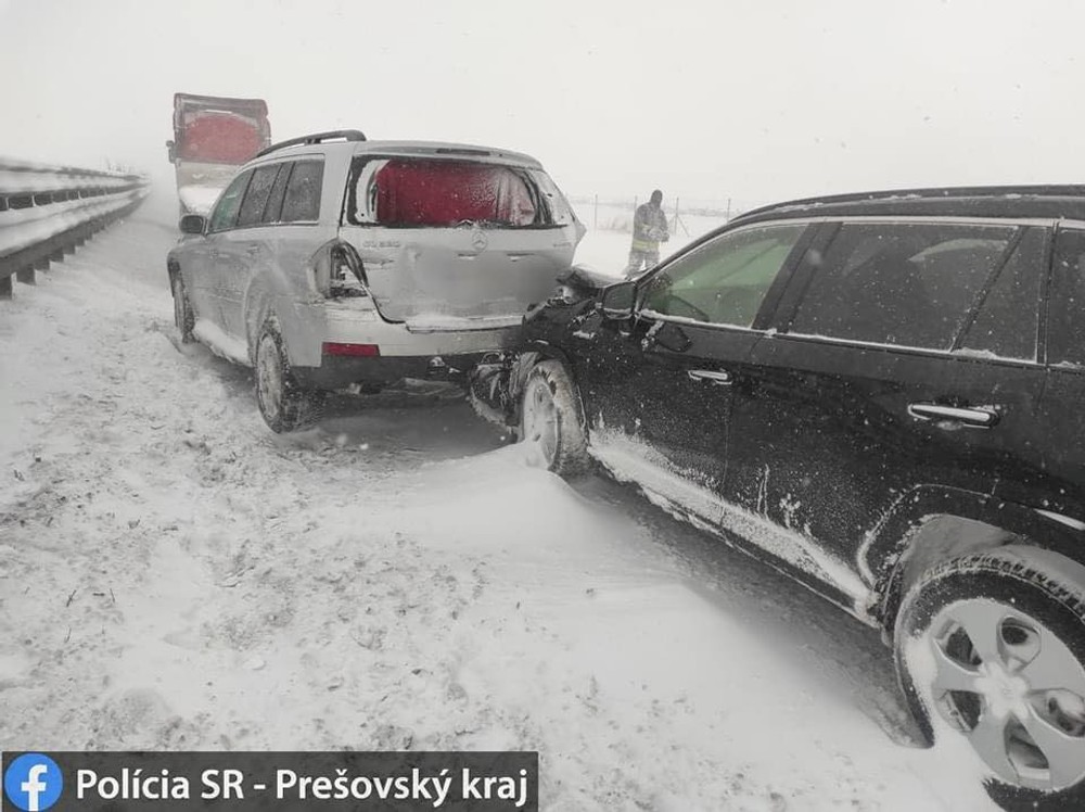Diaľnicu pod Tatrami uzavreli, zrazilo sa tam približne 30 áut