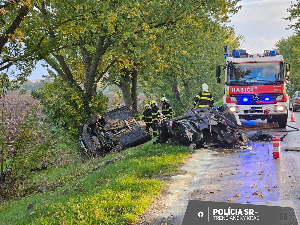 Auto sa po náraze do stromu roztrhlo na dve časti