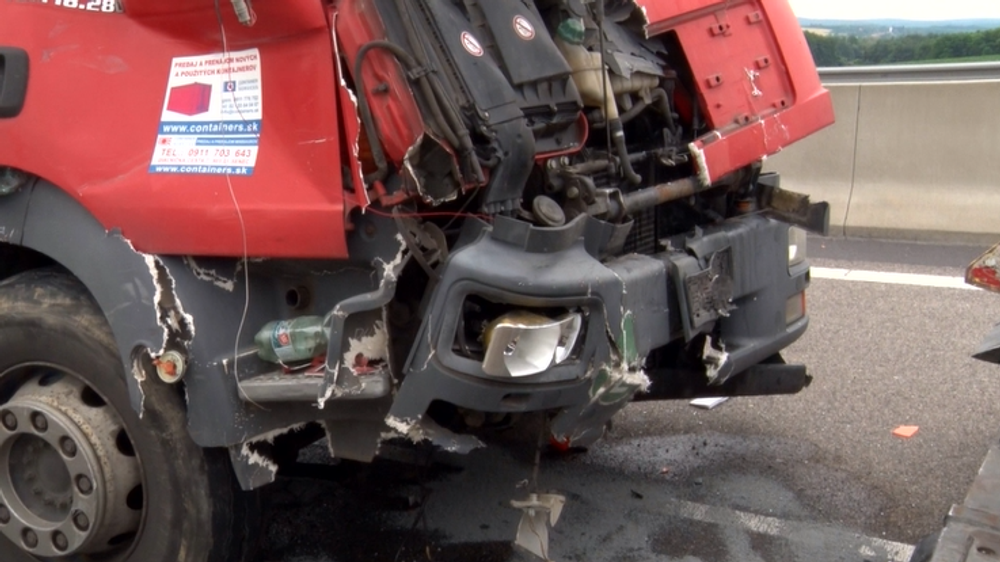 Odstavené vozidlo cestnej hliadky nabral kamión 