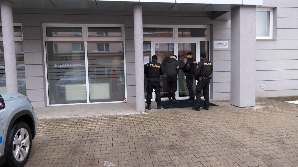 Polícia obvinila matku a jej druha z týrania (8)