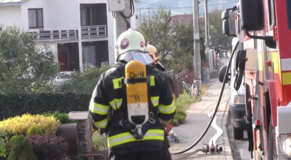 Strecha v plameňoch: Pomoc hasičov z okolia Sniny potreboval ich vlastný kolega 