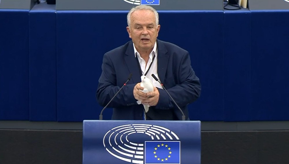 Radačovský vypustil holubicu mieru (6)