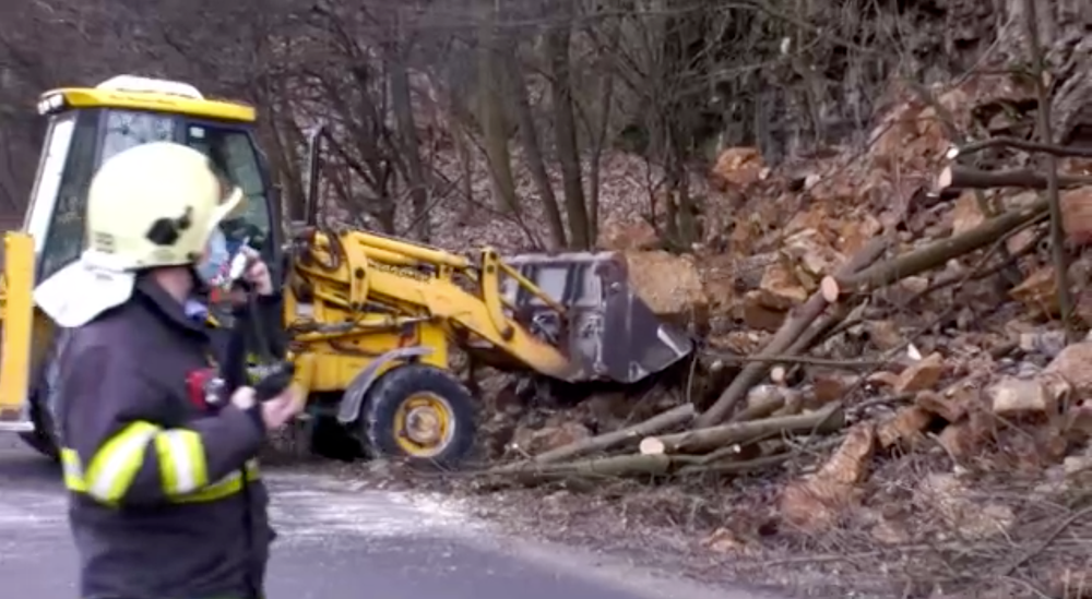 Časť skaly sa zosypala na miestnu komunikáciu
