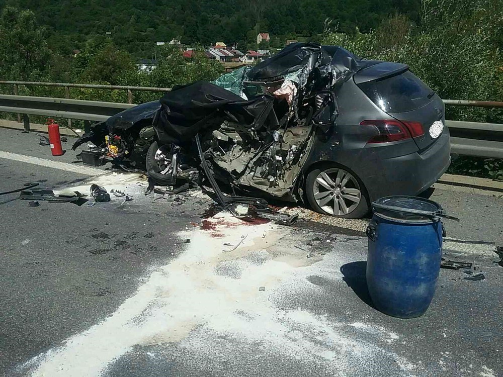 Tragická dopravná zrážka troch áut a kamióna si vyžiadala jednu obeť