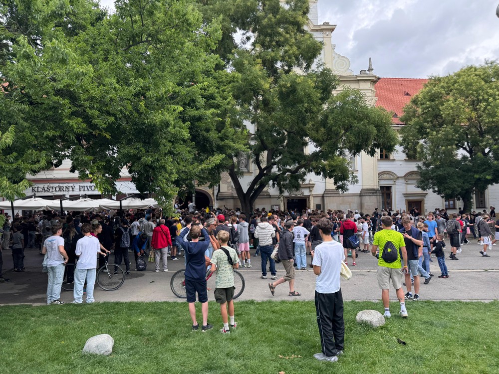 Dav fanúšikov čakajúci na IShowSpeed pred reštauráciou 1