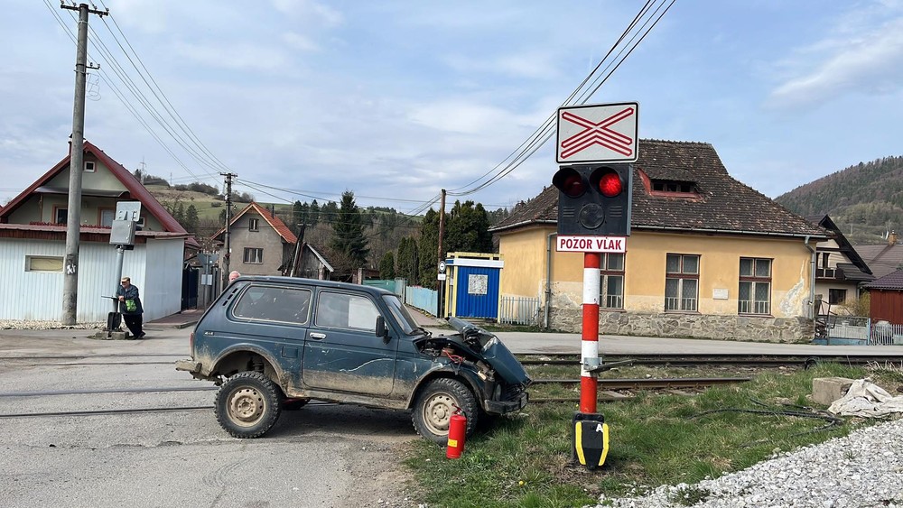 Zrážka vlaku a auta na Orave