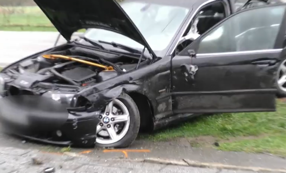 Auto nabúrané do plota domu 