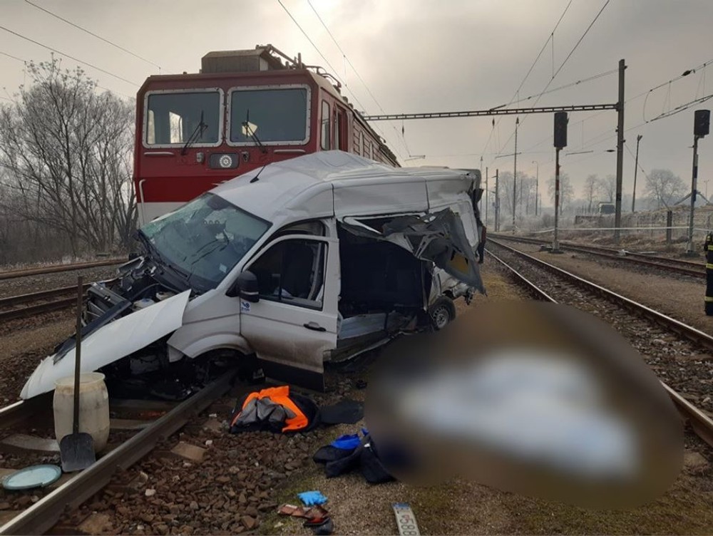 Tragická nehoda na železničnom priecestí. Zrážka s vlakom si vyžiadala dva životy