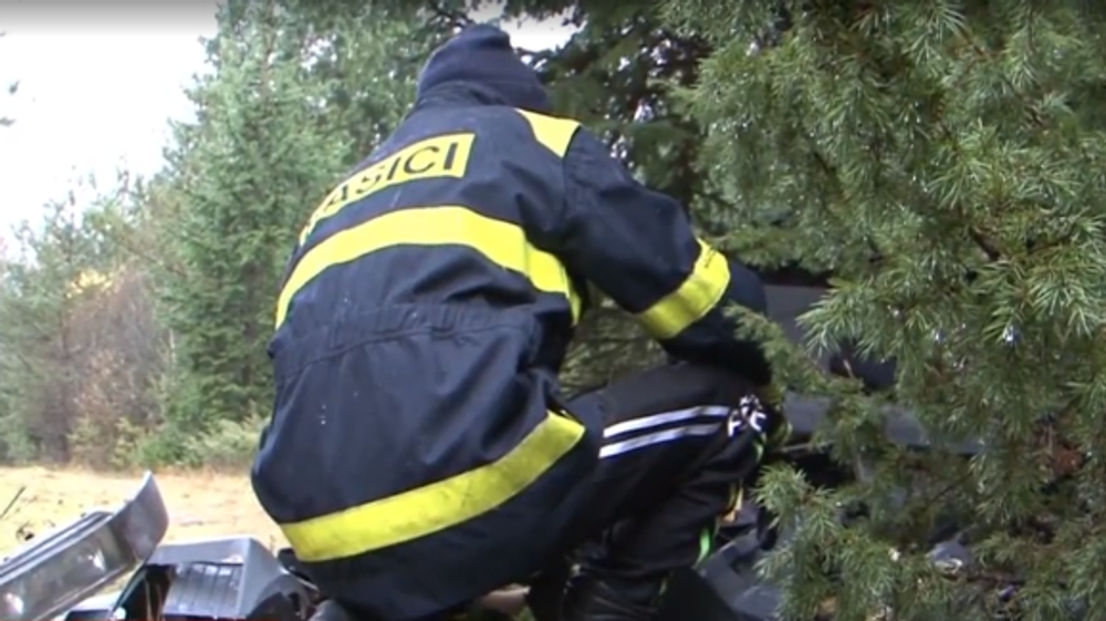 Turisti našli uprostred lesa čiernu skládku s auto-dielmi. Palubná skrinka ukrývala nečakaný obsah