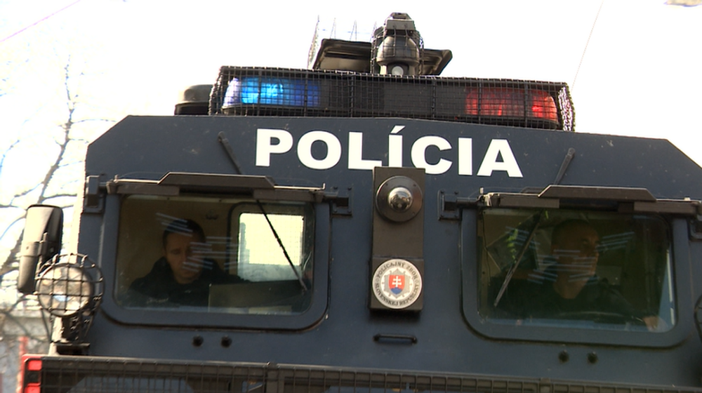 Vodné delá, psovodi a ťažkoodenci. V Trnave sa hralo najväčšie slovenské derby