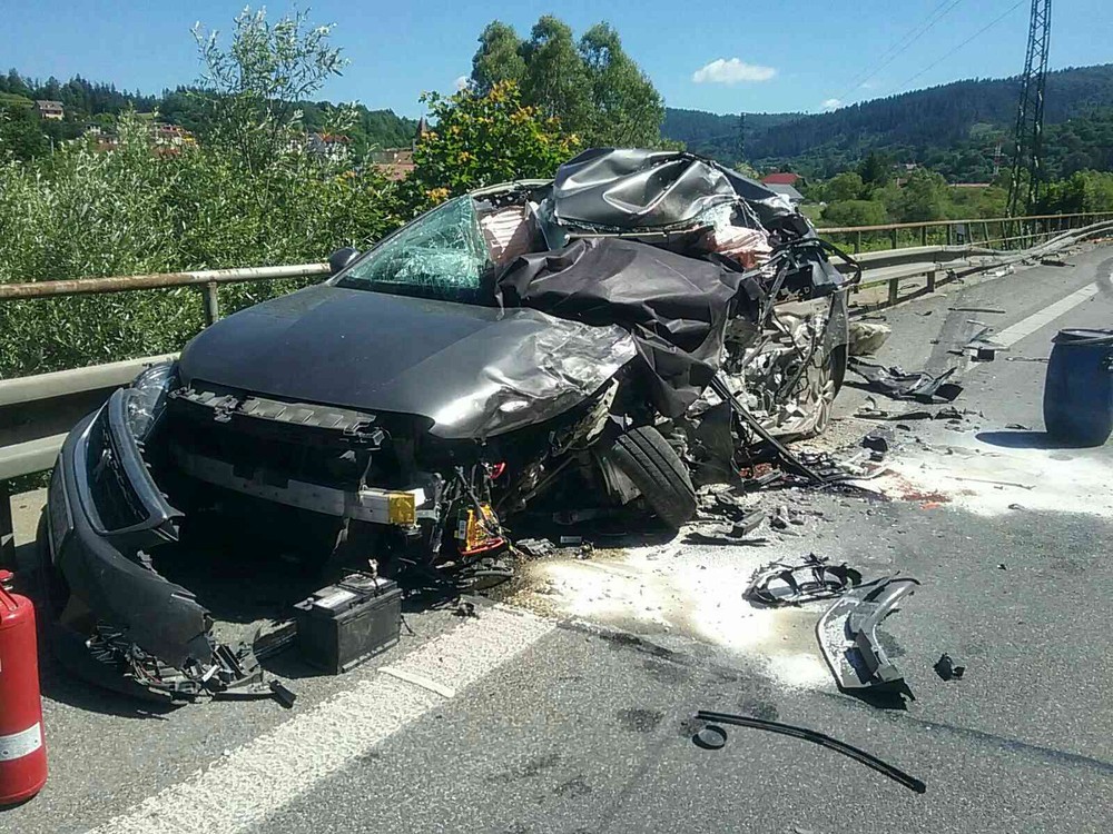 Tragická dopravná zrážka troch áut a kamióna si vyžiadala jednu obeť