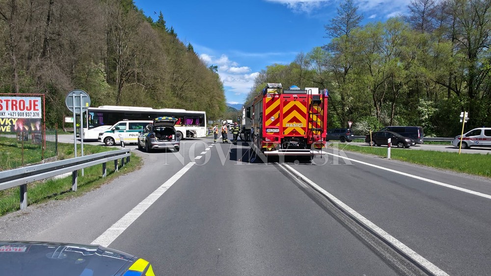 Zrážka autobusu a kamióna