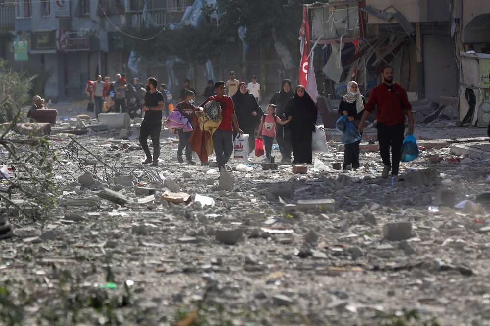 Izrael Gaza vojna civilisti Palestínčania opúšťajú svoje domovy po bombardovaní izraelskej armády v Gaze