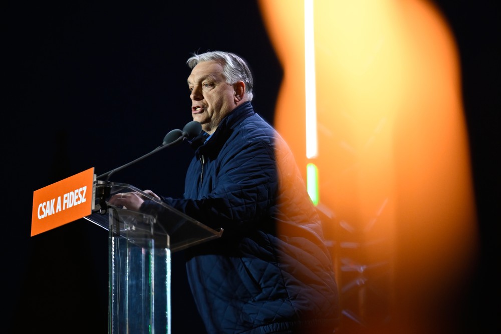 Mítingy Fideszu a TISZA deň pred voľbami v Maďarsku
