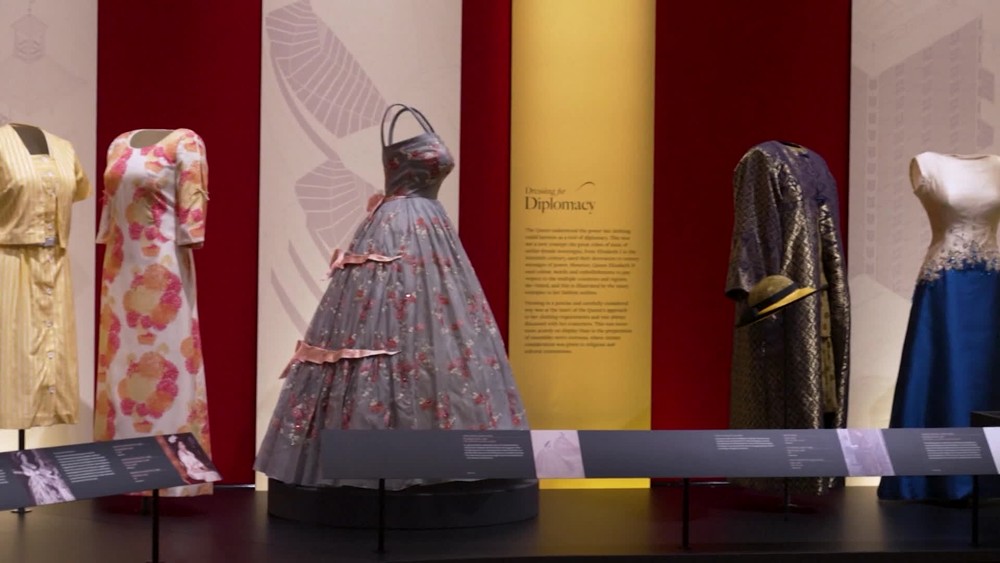 Výstava šiat kráľovnej Alžbety II. v Londýne