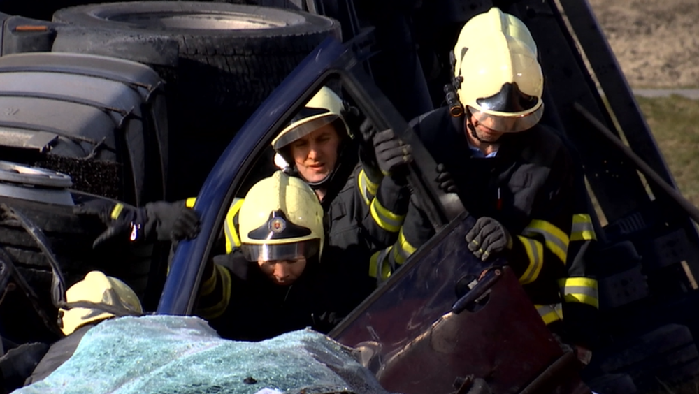 Vodič osobného auta skončil pod kolesami kamióna. Pomoc už bola zbytočná