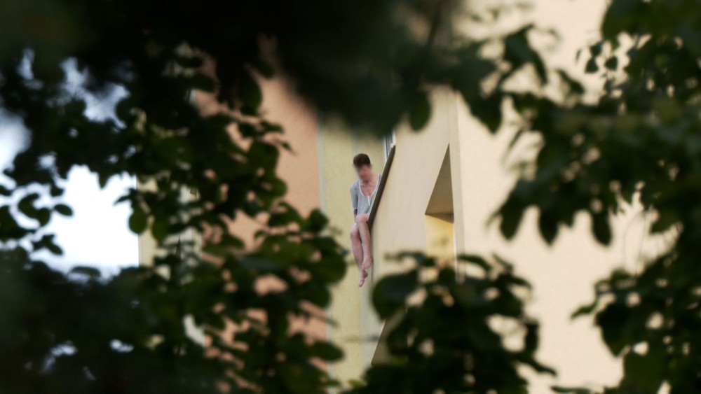 žena chcela vyskočiť z okna (3)