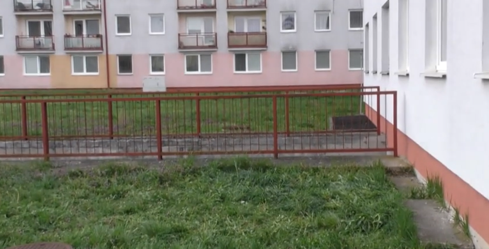 pad zeny z okna