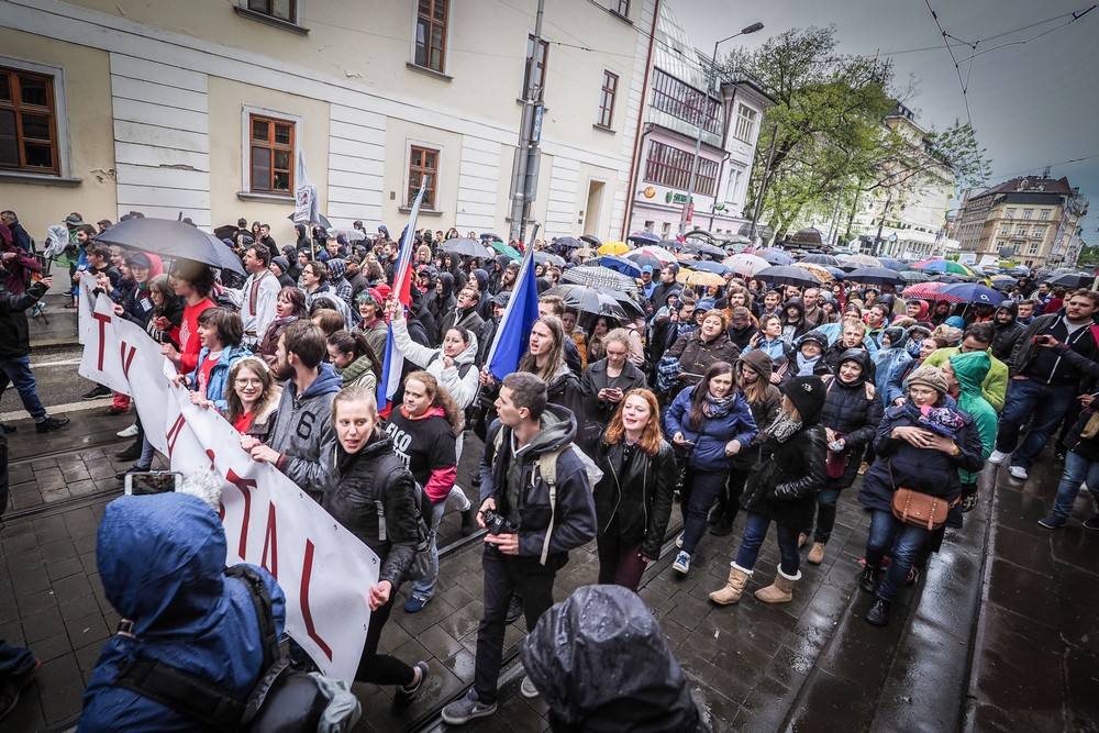 Protikorupčný pochod študentov v Bratislave.jpg